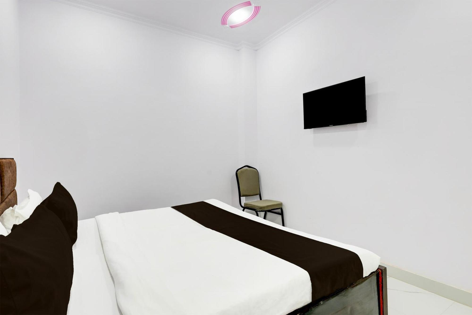 Hotel The Arrow Near Paschim Vihar Delhi  Exterior foto